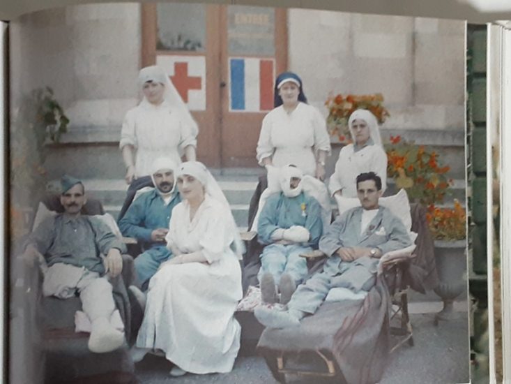 Photograph of nurses and wounded soldiers during World War 1